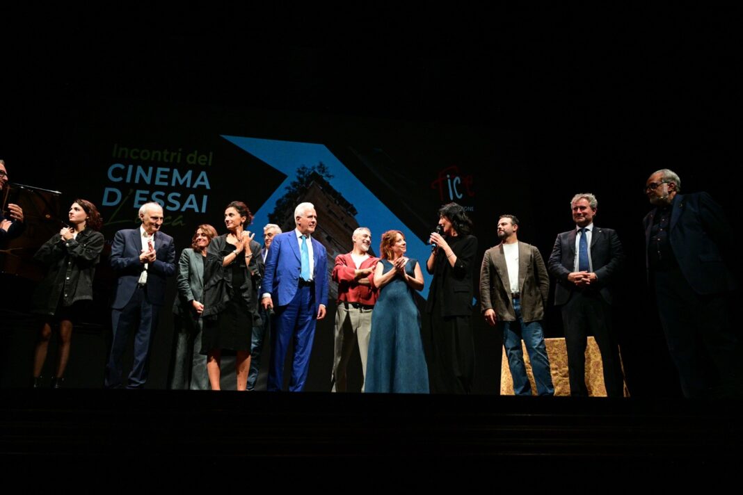 Il presidente della Regione Toscana Eugenio Giani è intervenuto sul palco della FICE al Teatro del Giglio Il presidente della Regione Toscana Eugenio Giani è intervenuto sul palco della FICE al Teatro del Giglio