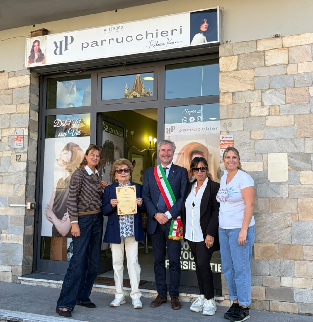 Il sindaco Pardini consegna la pergamena celebrativa del Comune di Lucca ad “RP – Parrucchieri per i 65 anni di attività Il sindaco Pardini consegna la pergamena celebrativa del Comune di Lucca ad “RP – Parrucchieri per i 65 anni di attività