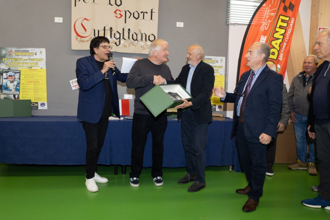 STEFANO TICCI PRIMO BOBBISTA A RICEVERE IL PREMIO PER LO SPORT-MEMORIAL FABIO DANTI STEFANO TICCI PRIMO BOBBISTA A RICEVERE IL PREMIO PER LO SPORT-MEMORIAL FABIO DANTI