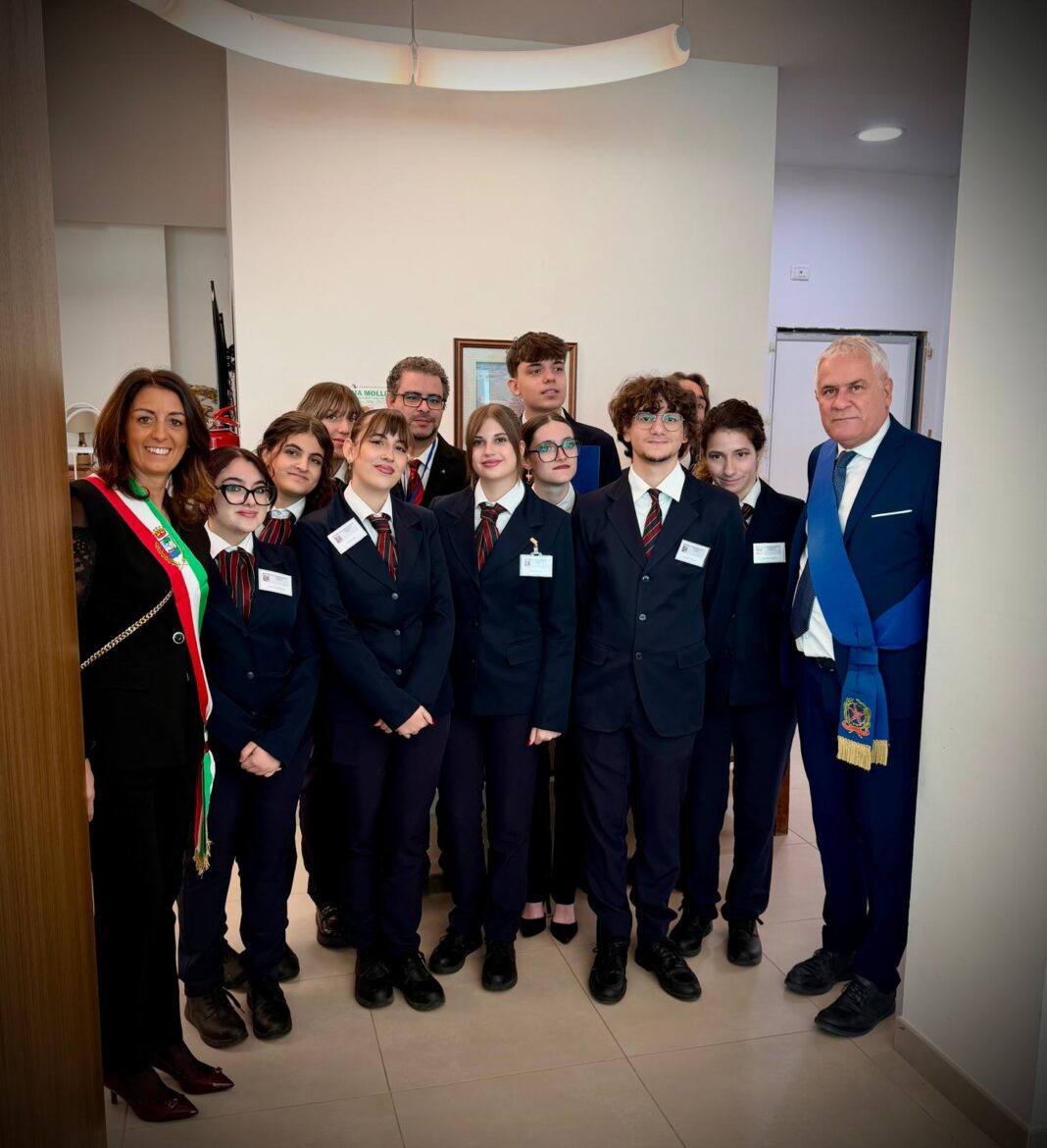 SCUOLE MEDIAVALLE: inaugurati la nuova aula magna e l’edificio coi laboratori di cucina dell’Isi di Barga SCUOLE MEDIAVALLE: inaugurati la nuova aula magna e l’edificio coi laboratori di cucina dell’Isi di Barga
